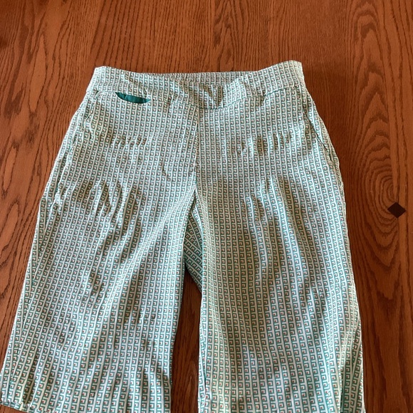 EP Pro Patterned Green Women's golf Shorts. Size Medium - Picture 3 of 4
